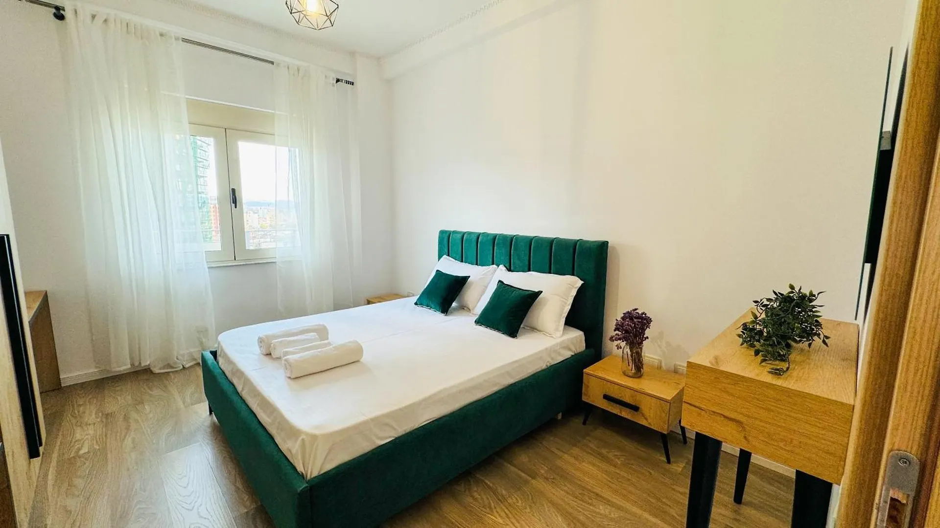 Urban Serenity City Skyline Premium - Blloku Tirana 0*,  Albânia